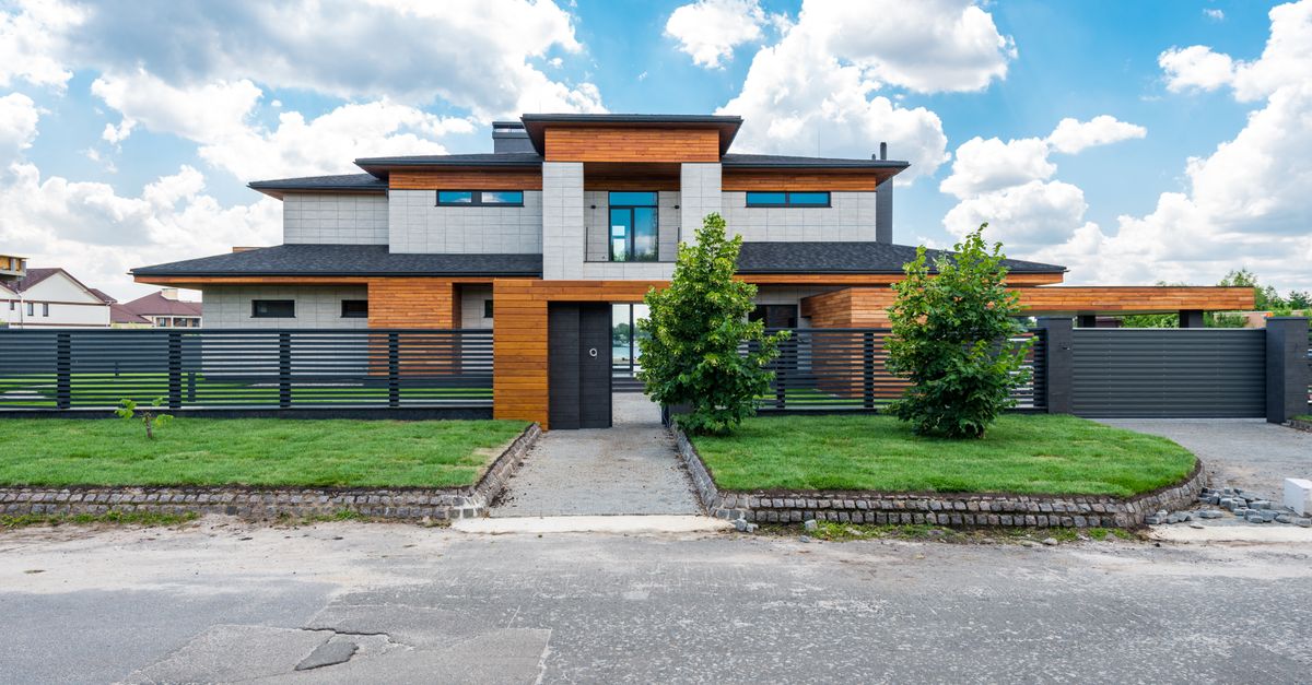 Modern horizontal wood fence